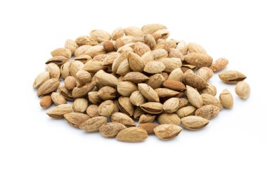 Beyaz tecrit arkaplanındaki bademler.