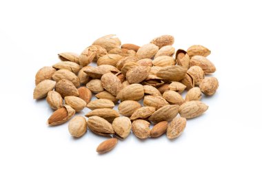 Beyaz tecrit arkaplanındaki bademler.