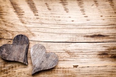 Ahşap kalpler taşralı tarzında. Tebrik kartı.