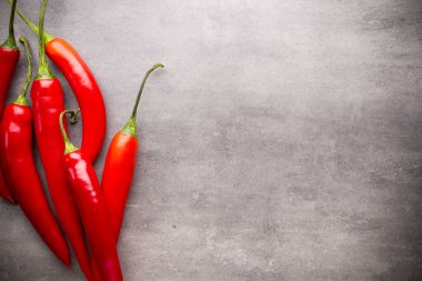 Gri arkaplanda kırmızı biber.