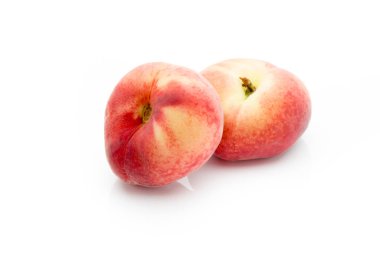 Beyaz izolasyon arka planında şeftali.