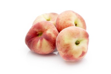 Beyaz izolasyon arka planında şeftali.