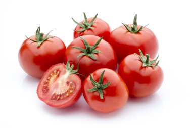 Beyaz izolasyon arka planında domates.