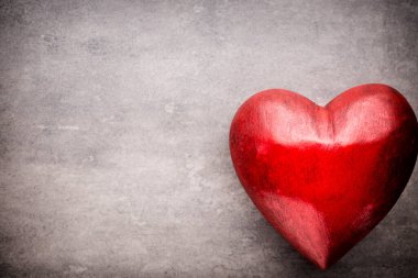 Sevgililer Günü tebrik kartı. Ahşap bir arka planda kalp.