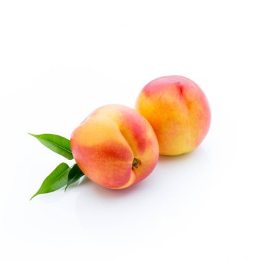 Beyaz izolasyon arka planında şeftali.