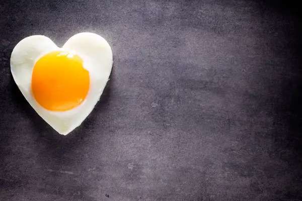 Kızarmış Yumurta Kalp Şeklinde Gri Arka Plan — Stok fotoğraf
