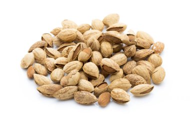 Beyaz tecrit arkaplanındaki bademler.