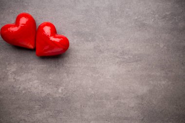 Gri arka planda kırmızı kalp.