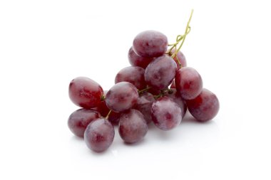 Beyaz arka planda üzüm. Taze meyve..