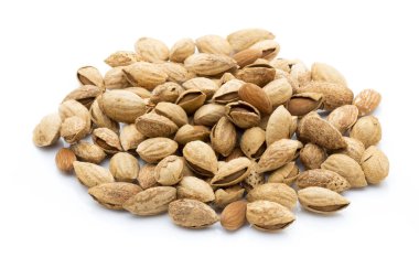 Beyaz tecrit arkaplanındaki bademler.