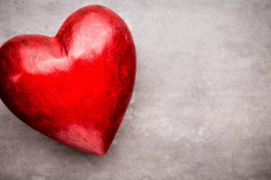 Sevgililer Günü tebrik kartı. Ahşap bir arka planda kalp.