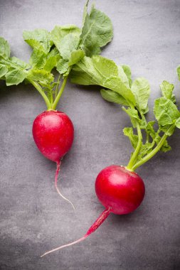 Gri arka planda turplar. Durgun hayat.