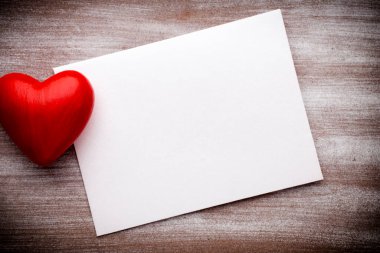 Sevgililer Günü tebrik kartı. Ahşap bir arka planda kalp.