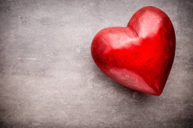 Sevgililer Günü tebrik kartı. Ahşap bir arka planda kalp.