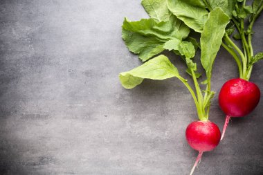 Gri arka planda turplar. Durgun hayat.