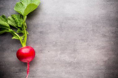 Gri arka planda turplar. Durgun hayat.