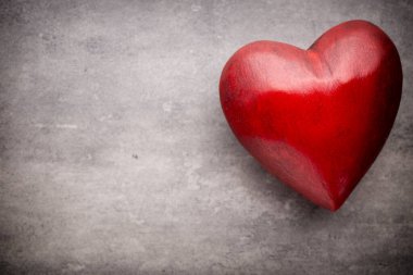 Sevgililer Günü tebrik kartı. Ahşap bir arka planda kalp.