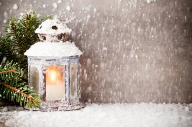 Yılbaşı ağacı olan bir fener, Noel süsü. Tebrik Kartı.