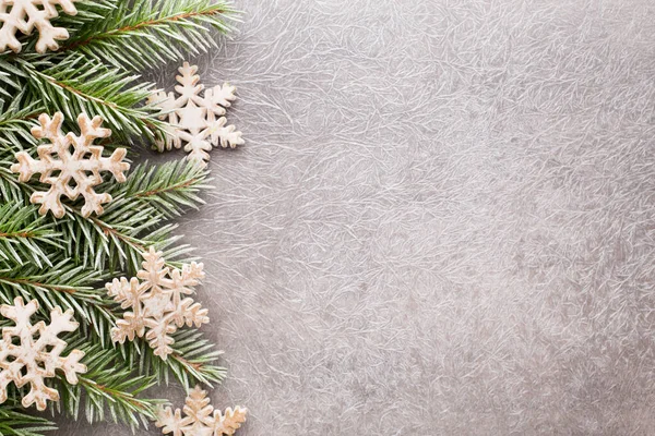 Ramo Abete Rosso Con Decorazioni Natalizie Sfondo Grigio — Foto Stock