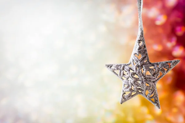 灰色の背景にクリスマスの装飾が施されたトウヒの枝 — ストック写真