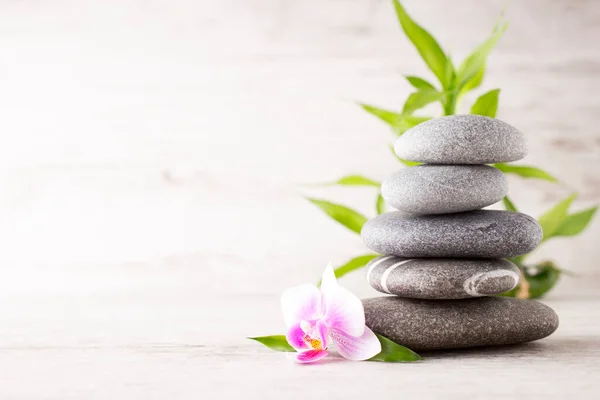 Gri arkaplanda spa taşları.