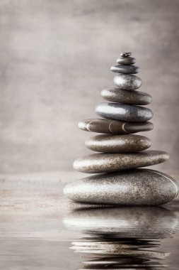 Gri arkaplanda spa taşları.