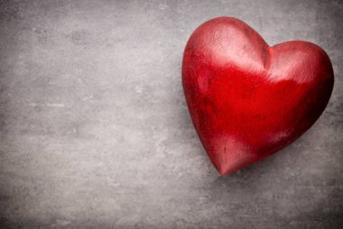 Sevgililer Günü tebrik kartı. Ahşap bir arka planda kalp.