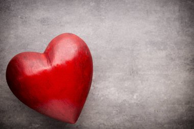 Sevgililer Günü tebrik kartı. Ahşap bir arka planda kalp.