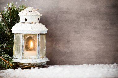 Yılbaşı ağacı olan bir fener, Noel süsü. Tebrik Kartı.