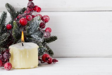 Kırmızı böğürtlenlerden, kürk ağacından ve konilerden Noel çelengi