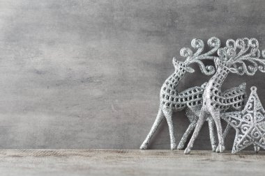 Gri arka planda gümüş geyik. Noel arkaplanı.