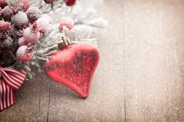 Ahşap arka planda köknar dallarıyla Noel süslemesi.