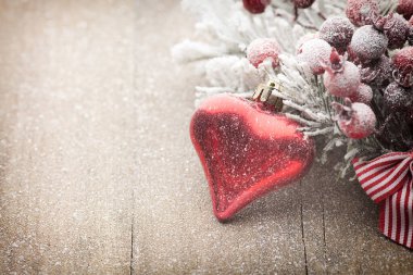 Ahşap arka planda köknar dallarıyla Noel süslemesi.