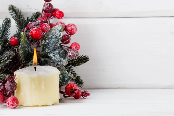 赤い果実 毛皮の木 コーンからのクリスマスの花輪 — ストック写真