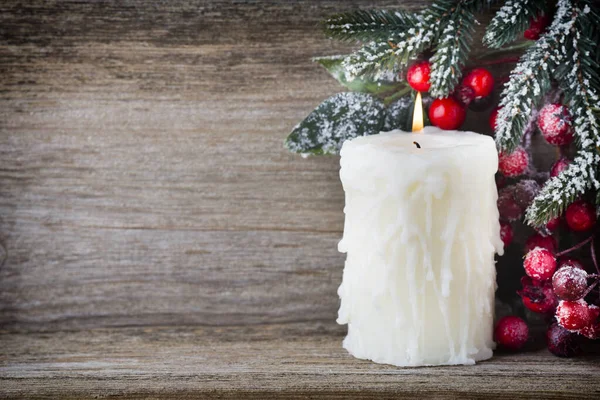 Grinalda Natal Bagas Vermelhas Uma Árvore Pele Cones — Fotografia de Stock