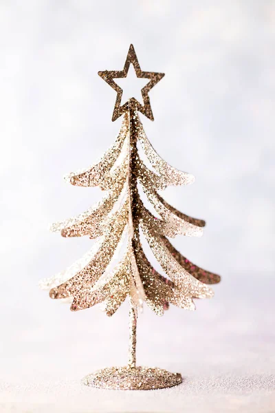 木の背景にモミの枝とクリスマスの装飾 — ストック写真