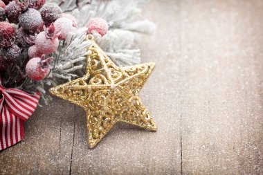 Ahşap arka planda köknar dallarıyla Noel süslemesi.