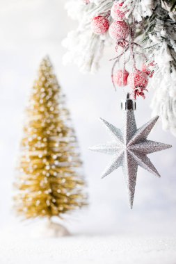 Ahşap arka planda Noel süslemesi.