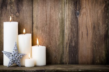 Noel mumları ve ışıklar. Noel arkaplanı.