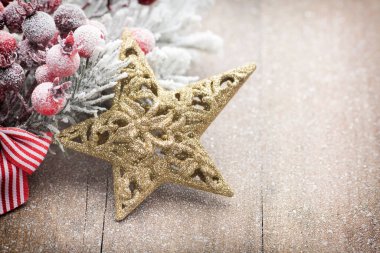 Ahşap arka planda köknar dallarıyla Noel süslemesi.