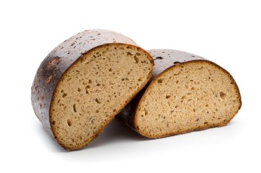 Beyaz arka planda koyu renkli ekmek..