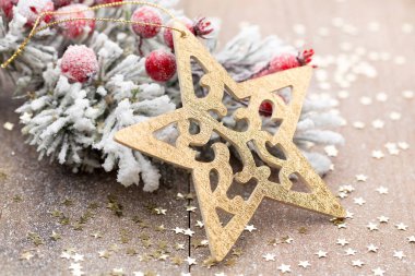 Ahşap arka planda köknar dallarıyla Noel süslemesi.