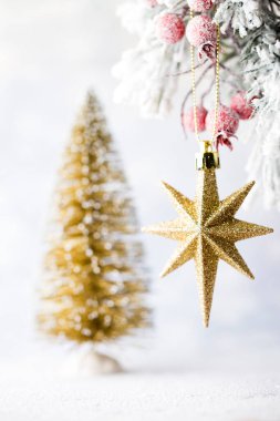 Ahşap arka planda Noel süslemesi.