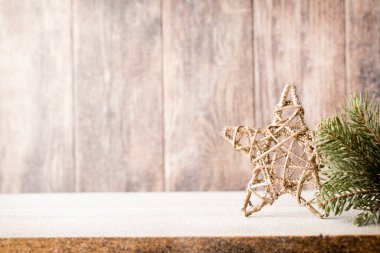 Tahta arka planda fidan dalı ve dekor var..