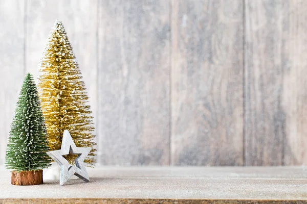 木の背景にゴーグルと緑のクリスマスツリー — ストック写真