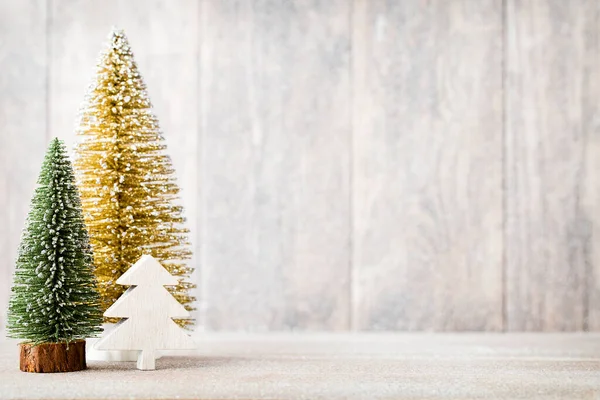 木の背景に金と緑のクリスマスツリー — ストック写真