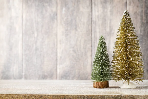 木の背景にゴーグルと緑のクリスマスツリー — ストック写真