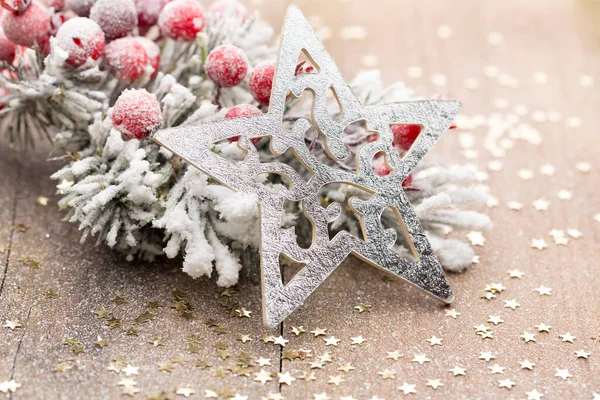 Vánoční Dekorace Jedlovými Větvemi Pozadí Dřeva — Stock fotografie