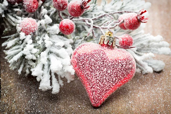 Weihnachtsdekoration Mit Tannenzweigen Auf Dem Holzgrund — Stockfoto