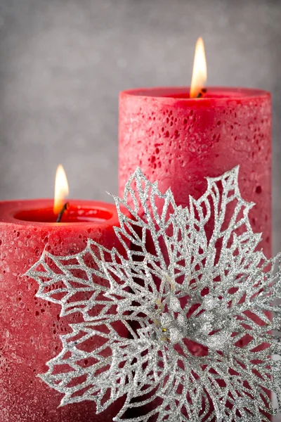 红色的圣诞蜡烛和灯 圣诞节背景 — 图库照片